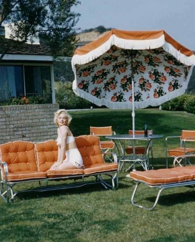 marilyn monroe on an outdoor patio set of the 1950s